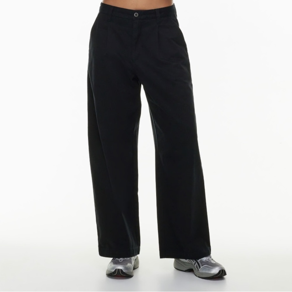 Aritzia 90s Chino Pants TNA Cotton Twill Pleated Trousers Black Size 4 NWT